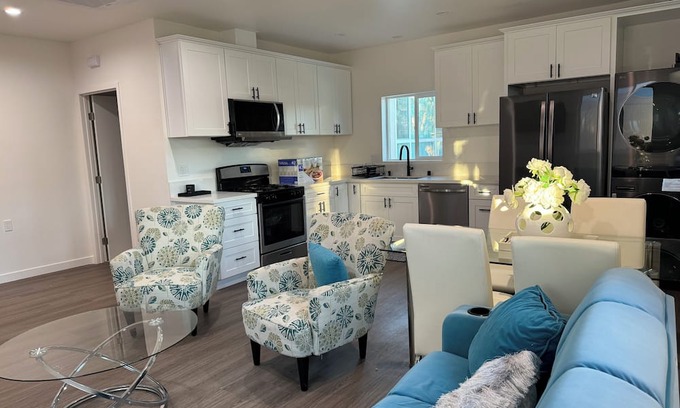 Chatsworth House | Charming house with WiFi and AC in fantastic Los Angeles.