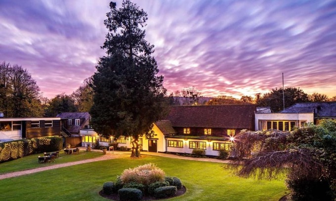 Box Hill Apartment | Sunday BoxHill Burford Bridge Hotel Standrd Double