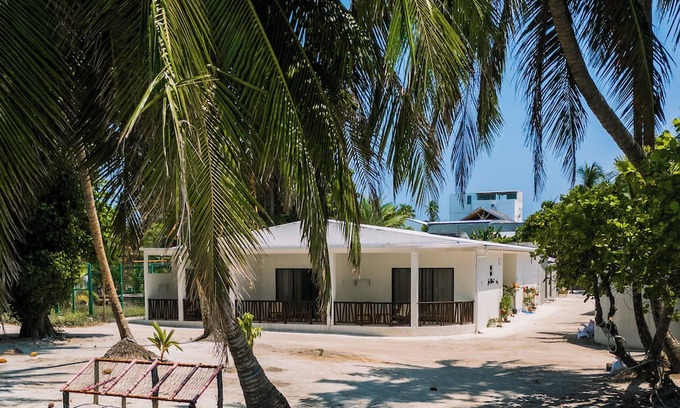 Dhigurah Bed & Breakfast | Sea view room with balcony