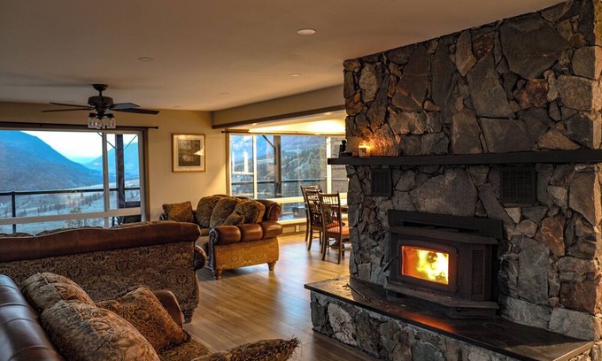 Vancouver Coast House | Luxury Mountain Retreat with Breathtaking Views