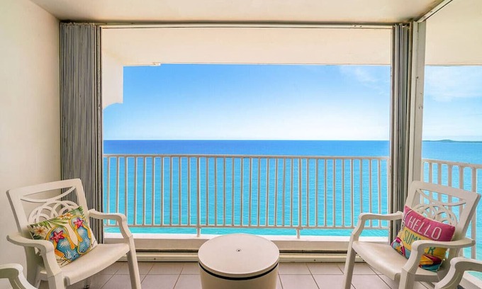 La Pared Apartment | Captain’s Beachfront Pool and Parking