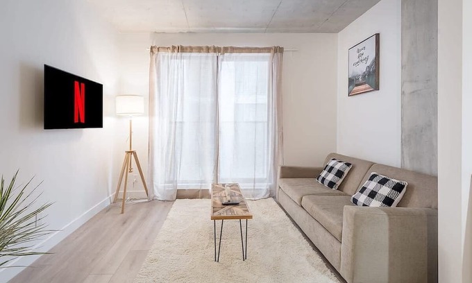 Cite Multimedia Condo | Cute 1 Br - 100 Walkscore!