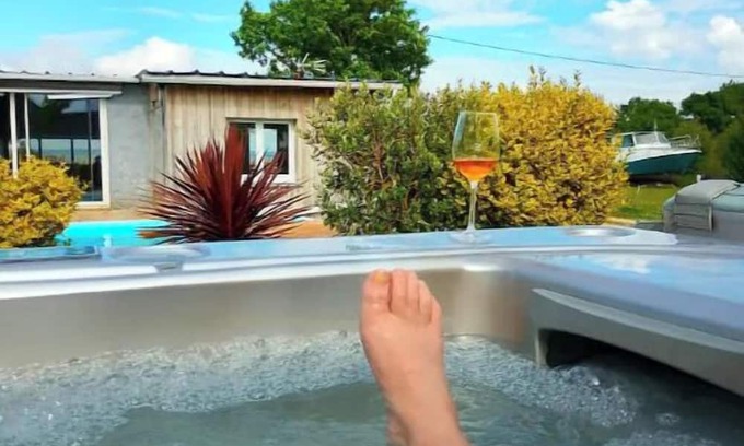Saint-Yzans-de-Medoc House | Eco lodge on the estuary pool and spa