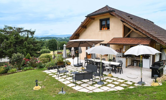 Yenne House | Holiday Home 'L'orée Du Bois' with Mountain View, Wi-Fi and Air Conditioning