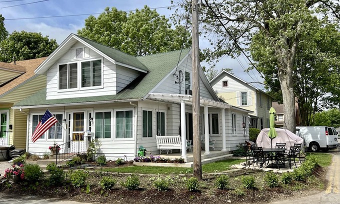 Lakeside Cottage | Beautiful Cottage Near the Lakefront Path and Downtown