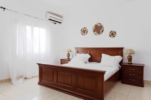 Brufut House | Adu