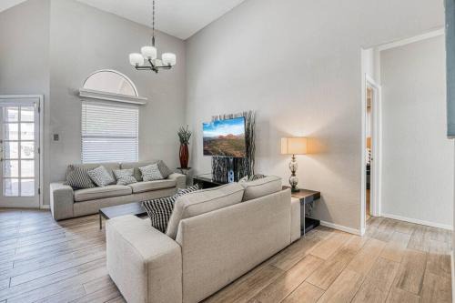 El Paso House | King Size bed/3 bedroom HOUSE /Huge backyard