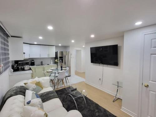 Laval Apartment | Bel appartement moderne et propre, zone calme